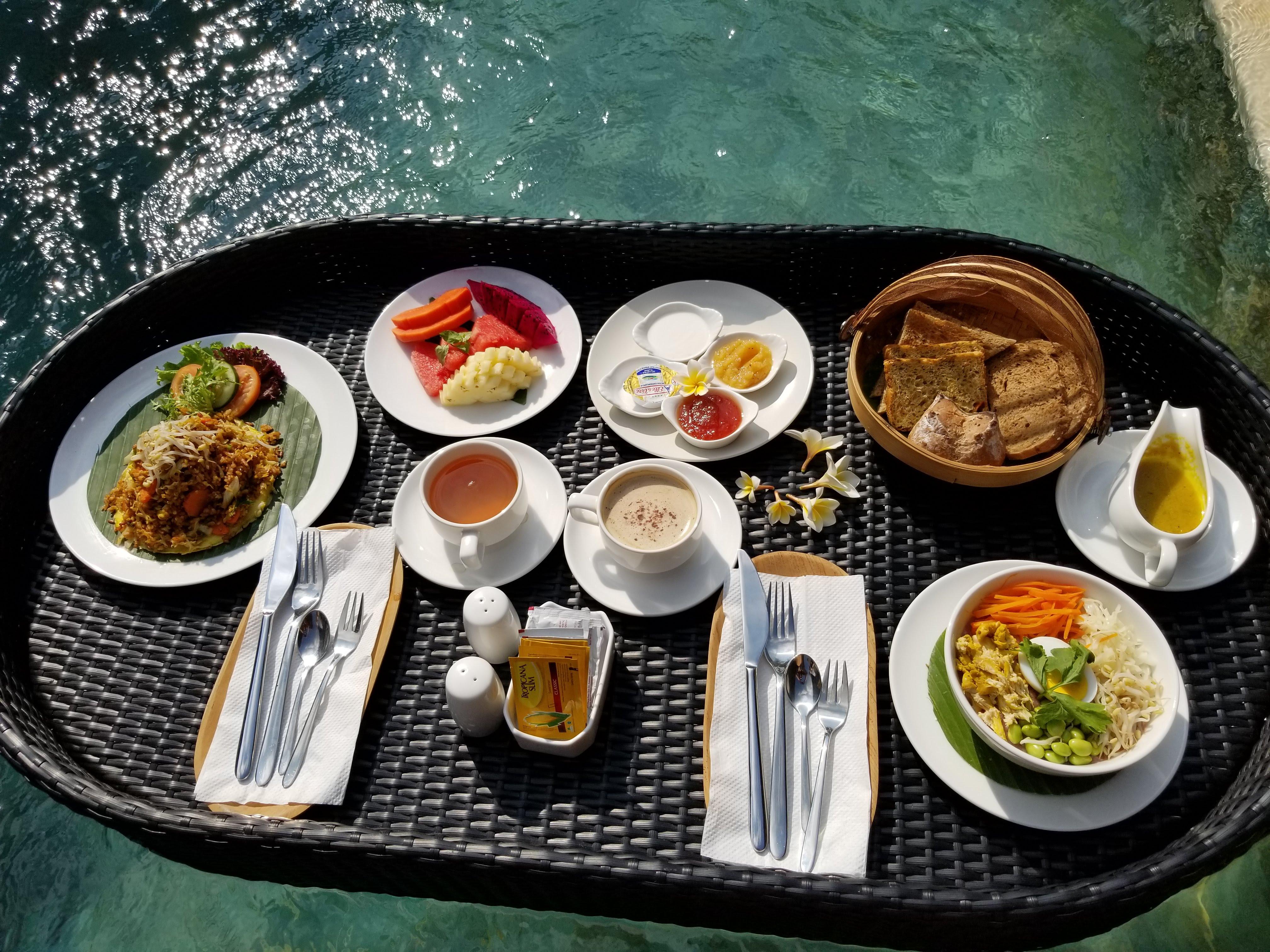 Ubud Nyuh Bali Resort & Spa Dış mekan fotoğraf A floating breakfast at a resort in Bali, Indonesia