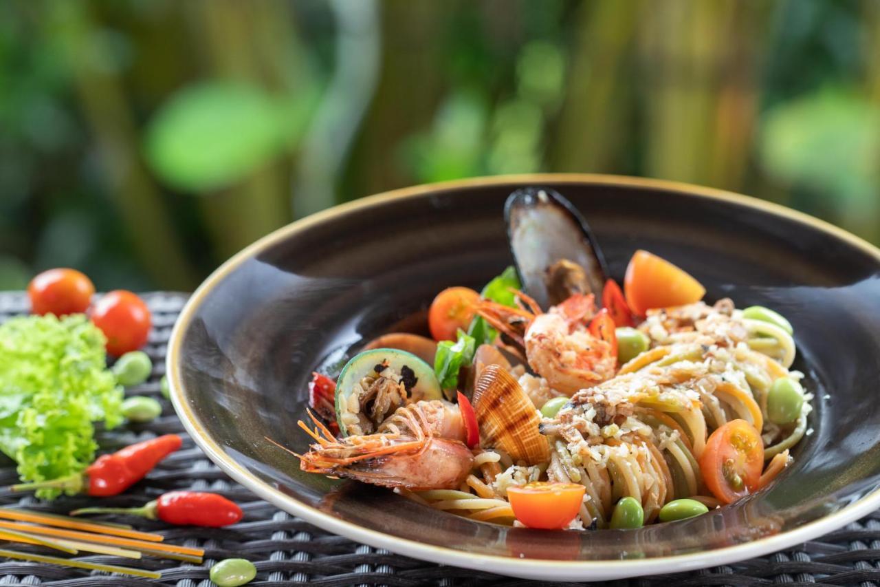 Ubud Nyuh Bali Resort & Spa Dış mekan fotoğraf Seafood salad