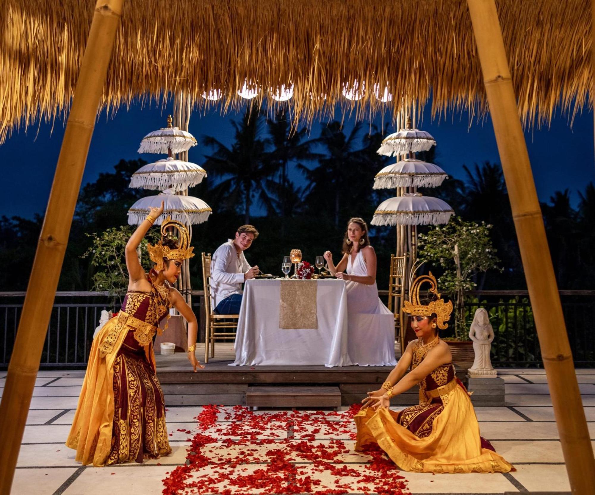 Ubud Nyuh Bali Resort & Spa Dış mekan fotoğraf A traditional Balinese dinner