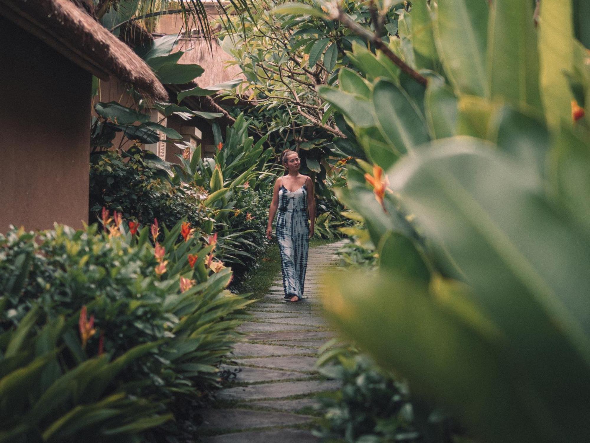 Ubud Nyuh Bali Resort & Spa Dış mekan fotoğraf A woman walking through a garden