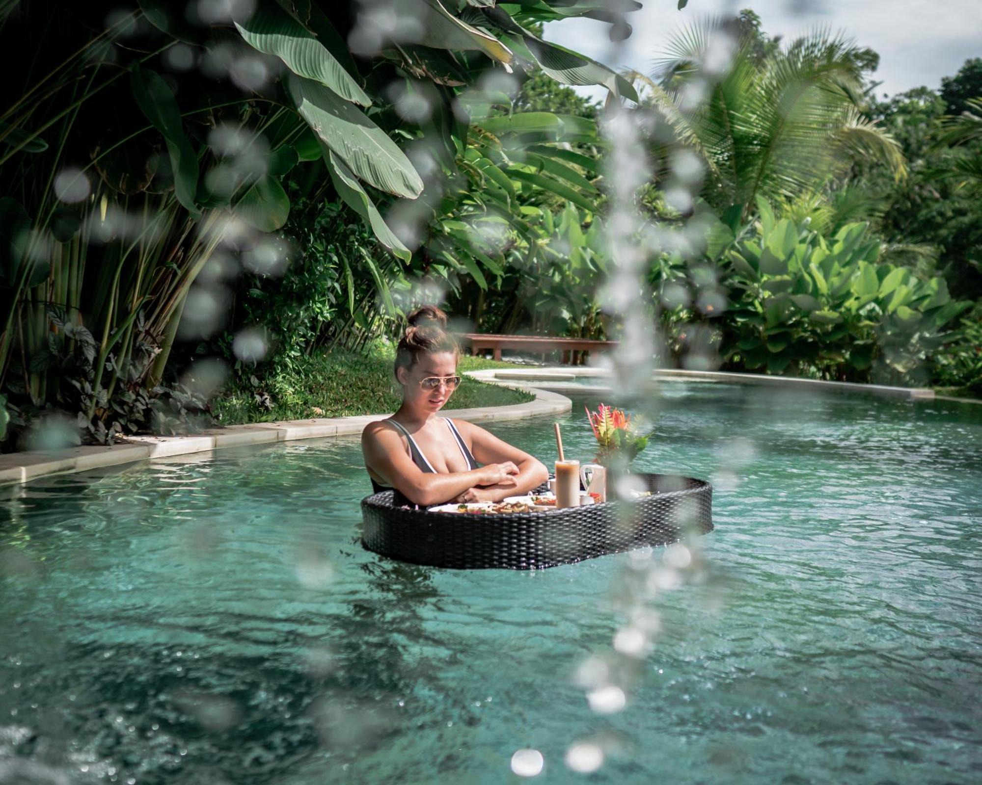 Ubud Nyuh Bali Resort & Spa Dış mekan fotoğraf Floating breakfast at Alila Ubud