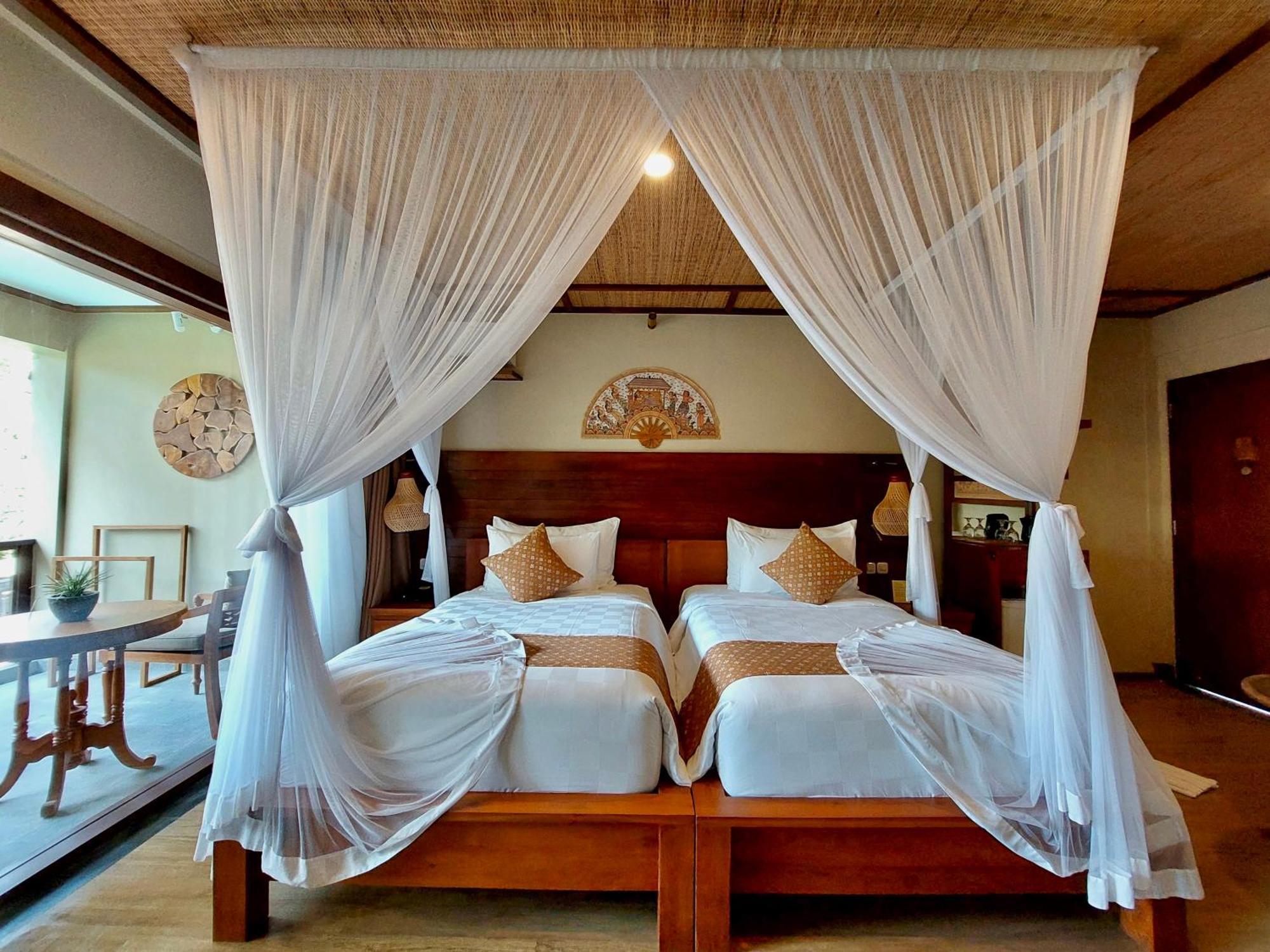 Ubud Nyuh Bali Resort & Spa Dış mekan fotoğraf A mosquito net over a bed