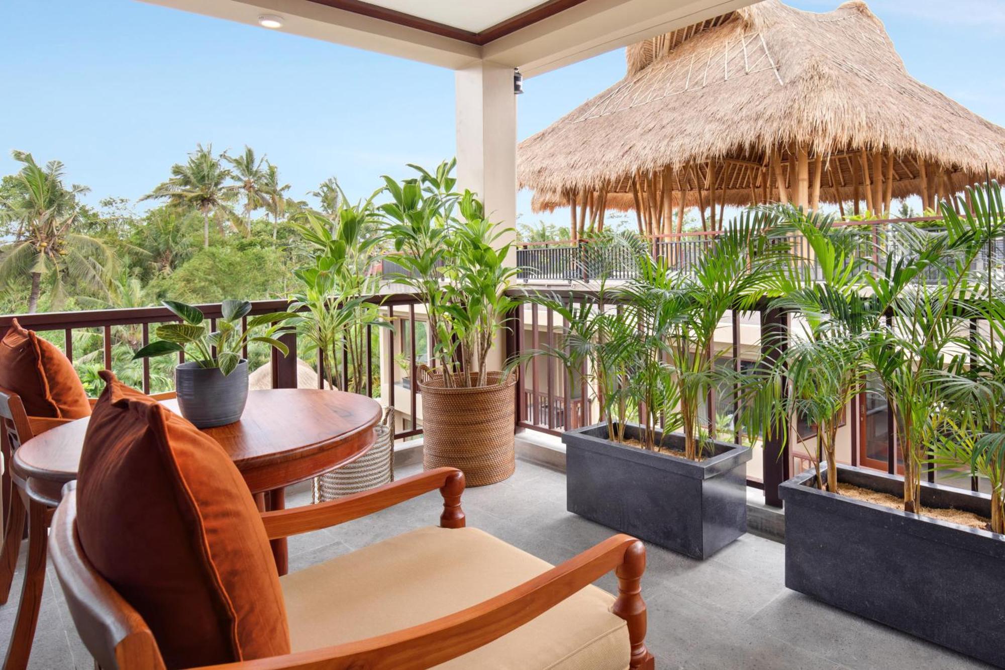 Ubud Nyuh Bali Resort & Spa Oda fotoğraf A balcony at the hotel