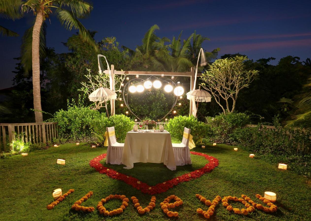 Ubud Nyuh Bali Resort & Spa Dış mekan fotoğraf A romantic dinner at a resort in Bali, Indonesia